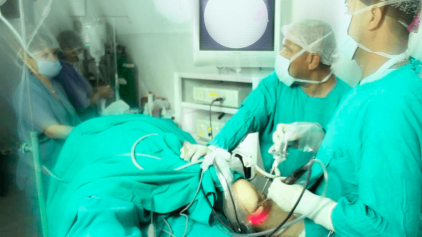 Grupo de cirujanos operando en la sala de operaciones