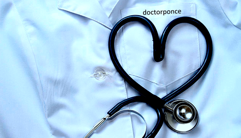 Auscultador formando un corazón Doctor Ponce